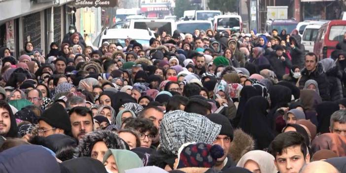 Bursa'da açılış rezaleti! Ucuz tencere, tabak için birbirlerini ezdiler, yetmedi çocuklarını kaybettiler