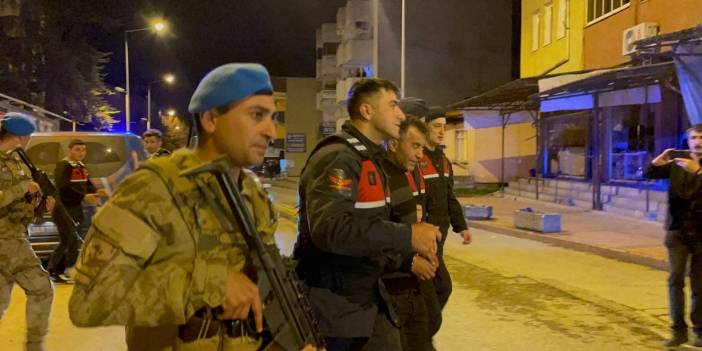 Camı kırıp eve giren öfkeli koca, eşinin sevgilisini defalarca bıçaklayarak öldürdü!