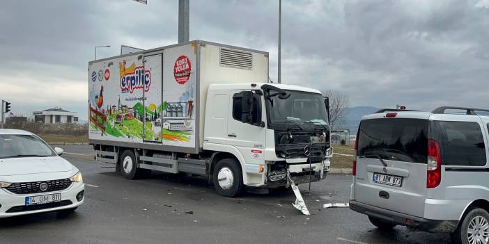 Bolu’da, Erpiliç dolu kamyon kırmızı ışıkta önündeki aracı biçti!