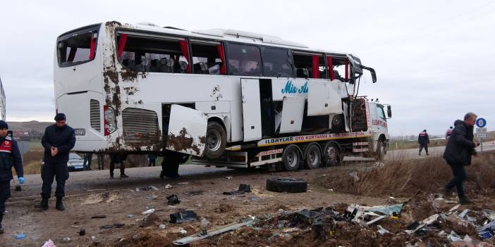 Dikkatsizlik ve tedbirsizlik kaza getirdi! Yozgat'ta yolcu otobüsü kaza yaparak yan yattı! ölü ve çok sayıda yaralı var!