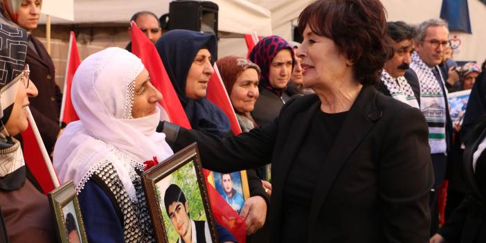 Sanatçı Hülya Koçyiğit Diyarbakır annelerini ziyaret ederek, onlara destek verdi