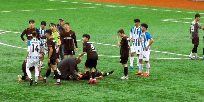Yeşil sahada panik anları! Rakibinin çenesine çarptığı genç futbolcu bilincini kaybetti!