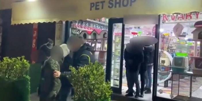 Umut tacirlerinin mağdur ettiği göçmenler, pet shoptan çıktı!
