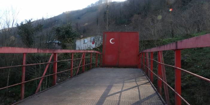 Köprüyü kendi imkanlarıyla yapan şahıs, kimseden destek göremeyince, köprüden kimseyi geçirmedi!