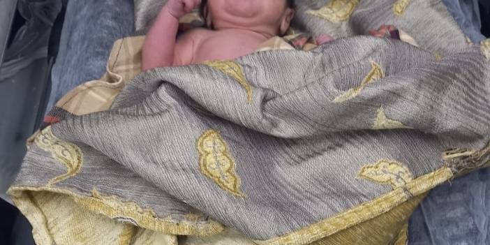 Vicdanları sızlatan görüntü! Yeni doğmuş bebeği, çırılçıplak cami avlusuna bıraktılar!