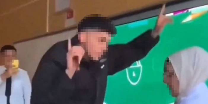 Bu kadarına da pes! Öğretmene büyük saygısızlık: Öğretmenin karşına geçip TikTok videosu çektiler!