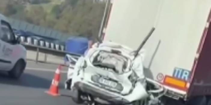 Böyle kaza görülmedi! İki tırın arasında kalan otomobil adeta kağıt gibi ezildi!