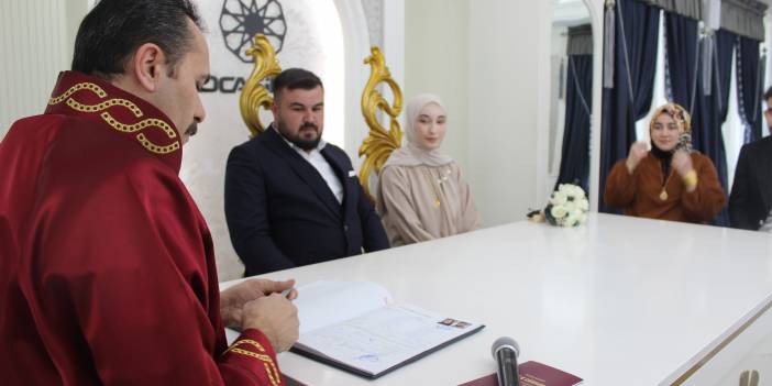 Malesef bu çiftler evlilik yıl dönümünü kutlamak için 4 yıl bekleyecek!