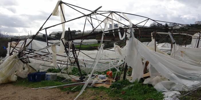 Antalya’daki şiddetli hortum seraları vurdu!