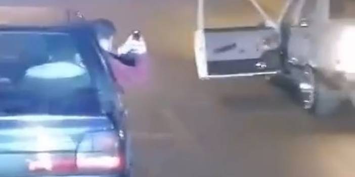 Sosyal medya çılgınlığına bir yenisi daha eklendi! Trafiğin ortasında iki otomobilin yaptıkları 'pes' dedirtti!
