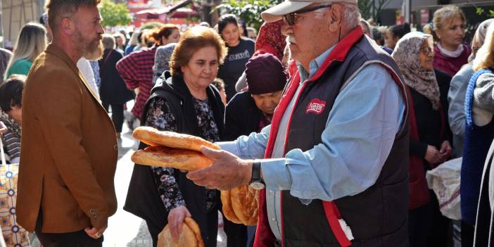 Antalya’da gizli hayırseverin dağıttığı pide, yoğun kuyruklara neden oldu