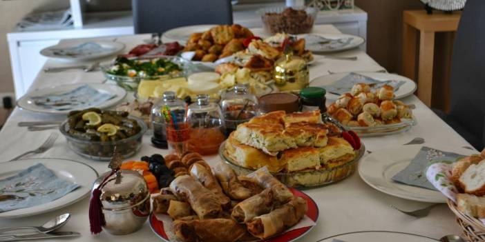 İftar yaparken dikkat! Mide ekşimesine sebebiyet vermeyin! Bu yöntemlerle midenizi koruyun!