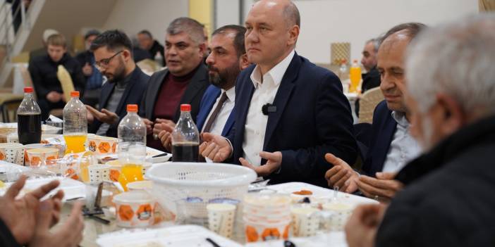 Tarık Balyalı, İftar programında Sivas Suşehri Polat Deresi Derneği üyeliyle ile bir araya geldi
