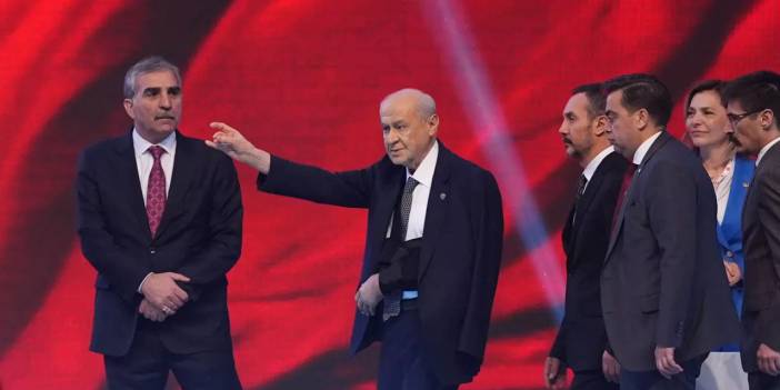 Devlet Bahçeli'nin koluna ne oldu, kolu neden sargılı? İşte bahçelinin kolunun askıda olmasının nedeni!