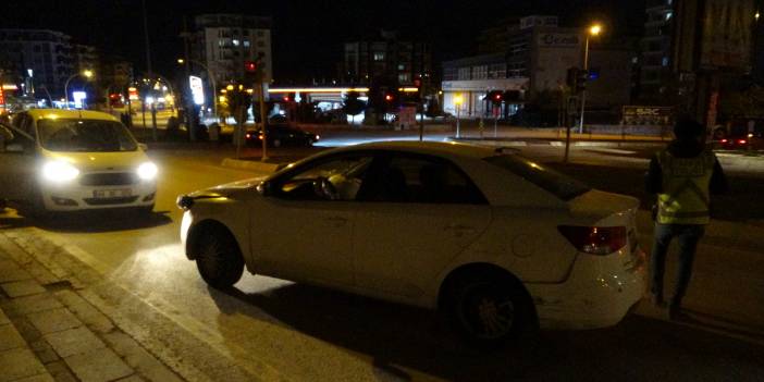 Malatya’da feci kaza! Savrulan araç ile istinat duvarı arasına sıkışan şahsın bacağı koptu!