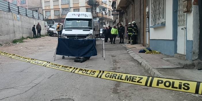 Gaziantep'te feci kaza! Yaşlı adam işçi servisinin altında kalarak feci şekilde can verdi!