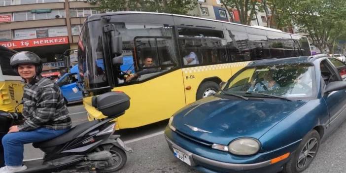 Görenleri kahkahaya boğan trafik kazası! Aracıyla çarptığı motosikletli kişi bakın kim çıktı!