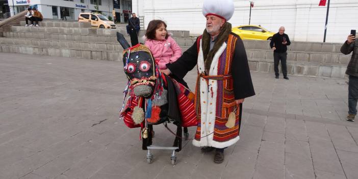 Emekli öğretmen, sokak sokak gezip, Nasrettin Hoca'yı gelecek kuşaklara aktarıyor
