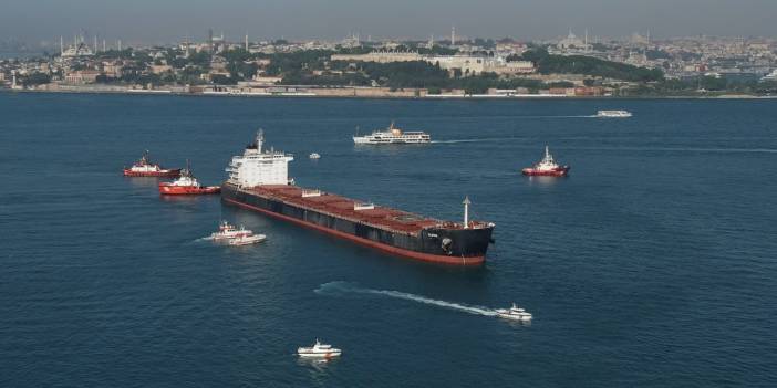 Haydarpaşa açıklarında, karaya oturan gemiyi kurtarma çalışmaları sürüyor