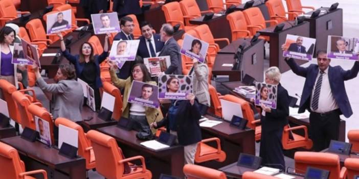 Kobani kararlarına DEM Parti’den tepki gecikmedi: Meclis’te tutukluların fotoğraflarını gösterdiler…