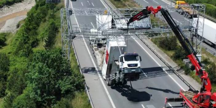 Anadolu Otoyolu'nda korku dolu dakikalar! Dorsesi açılan kamyon havada asılı kaldı!