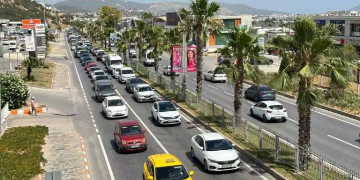 Bayram trafiğinde uzun kuyruk! Bayram ve Yaz tatilini birleştiren vatandaş Turistik bölgelere akın etti!