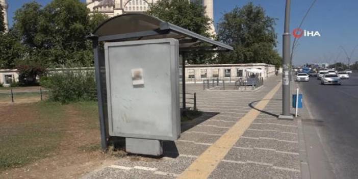 Bu ilanı görenler şaştı kaldı! 'Sapıktır görenler polise haber versin' diye resmini duraklara astılar!