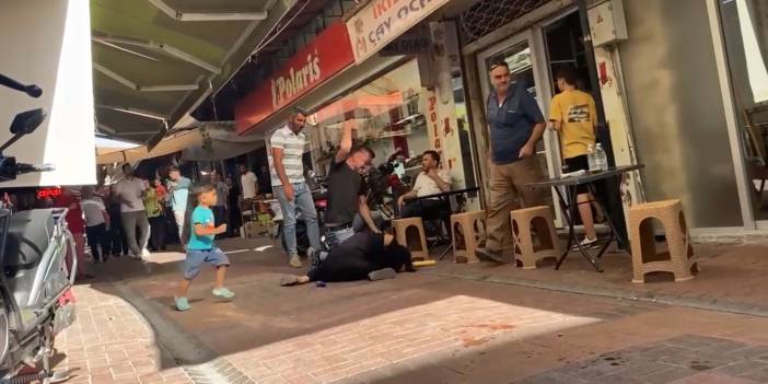 Öfkeden gözü dönmüş! Hamile eşini vatandaşların gözü önünde öldüresiye dövdü!