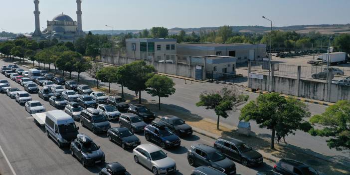 Kapıkule Sınır Kapısı'nda yoğunluk: Gurbetçilerin geri dönüşü yoğun araç kuyrukları oluşturdu