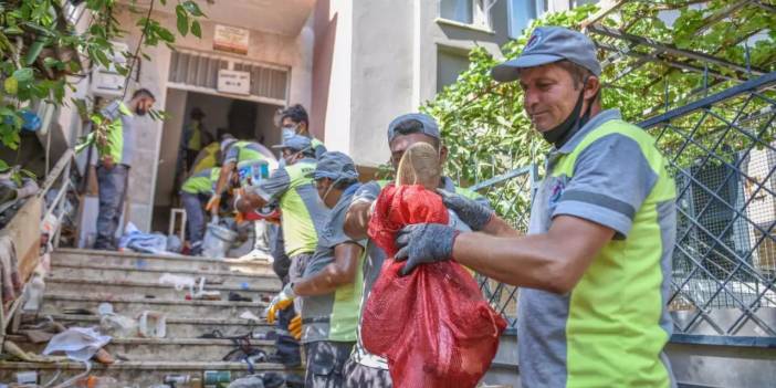 Pis kokunun sebebi belli oldu: Apartmandan tam 6 kamyon çöp çıktı!