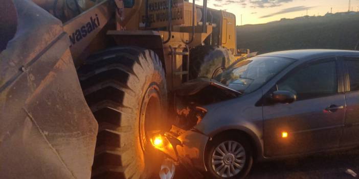 Kars'ta feci kaza: 6 öğretmenin içinde bulunduğu otomobil iş makinasının altına girdi!