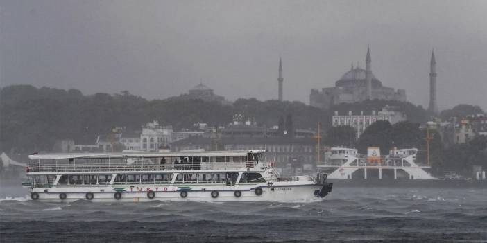 İstanbul'da sis alarmı! Boğaz gemi trafiğine kapatıldı! Vapur seferleri iptal edildi!