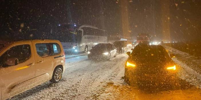 Kar trafiğe engel oluyor! En kritik kara yolu ulaşıma kapandı