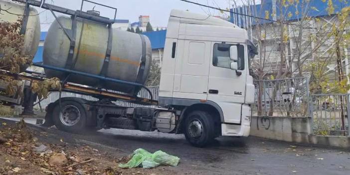 İstanbul Pendik'te kimyasal madde alarmı! Kaza yapan tankerden sızan sıvı tehlike saçtı!