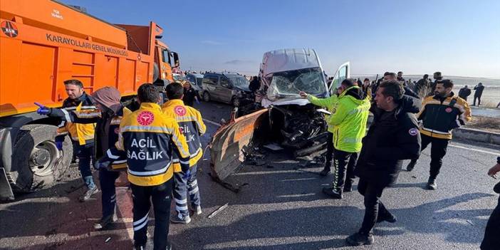 Van'da iki ayrı zincirleme trafik kazası! Birbirine giren araçlarda, can pazarı: Ölü ve yaralılar var!