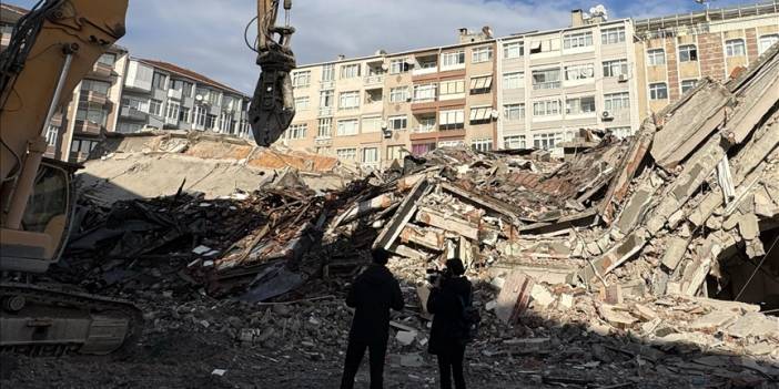 Güngören'de hareketli dakikalar: Kentsel dönüşüme giren bina, bir anda çöktü!