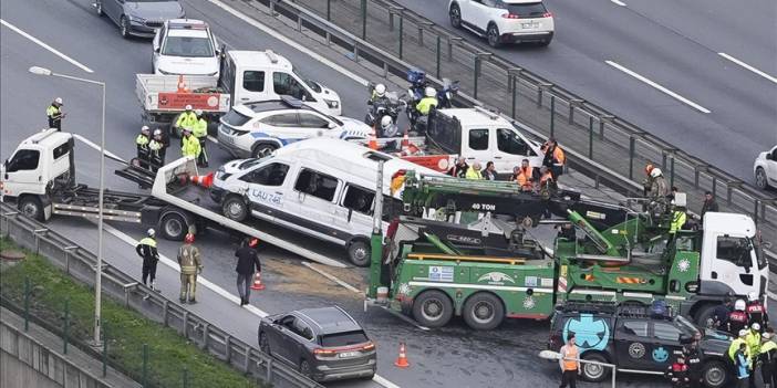 Kağıthane'de feci kaza! Otomobilin çarptığı okul servisi devrildi: Çok sayıda yaralı var