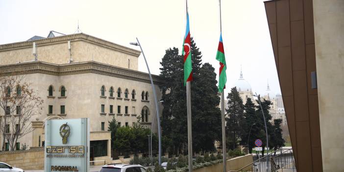 Azerbaycan'da bayraklar yarıya indi: Uçak kazasında yaşamını yitirenler için milli yas ilan etti