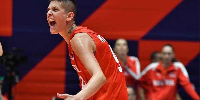 LGBT'li Ebrar Karakurt tam anlamıyla terör estirdi: Takım arkadaşını dövdü yetmedi arabasını parçaladı!