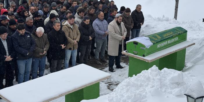 Eski eşi tarafından sokak ortasında tabancayla vurulmuştu: Talihsiz kadının cenazesi bugün toprağa verildi...