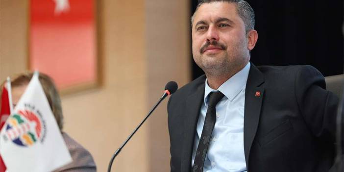 Şov yapayım derken rezil oldu! Serumla Toplantıya katılan Belediye Başkanına eleştiri yağmuru! Allah Allah, Şova bak!
