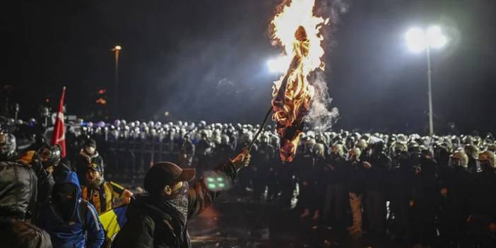 Saraçhane'de hareketli saatler: Vandallar yine iş başında! Polise taş, meşale, havai fişek ve şişe ile saldırdılar...