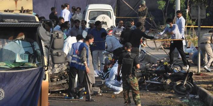 Pakistan'da terör saldırısı: Bombalı saldırıda yarılar ve şehit askerler var!