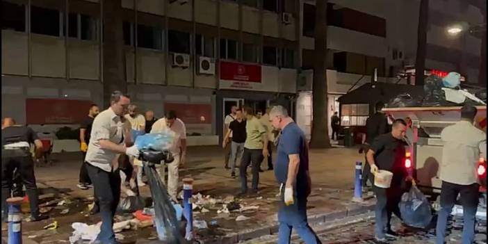 İzmir'de çöp kavgası: Çalışanlar grev yapınca başkan eldiver takıp çöp topladı!