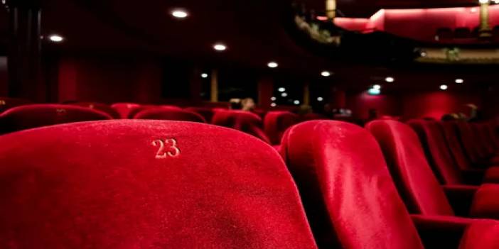 Sinema salonlarında koltuklar neden kırmızı hiç merak ettiniz mi?