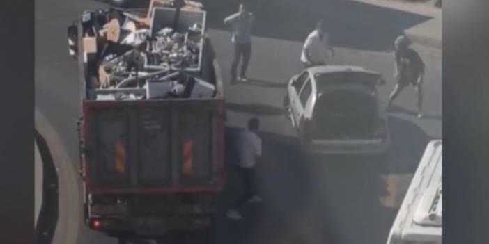 Trafikte keserli saldırı: Yol verme kavgası kameraya böyle yansıdı!