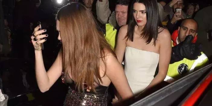 Arabadan inerken frikik verdi: Elbisesi açılan oyuncu yürekleri hoplattı!