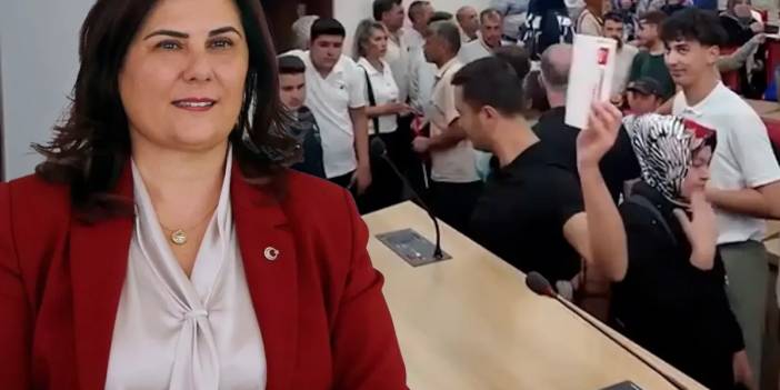 Aydın belediye meclis salonu karıştı: CHP logolu kartlar yere fırlatıldı!