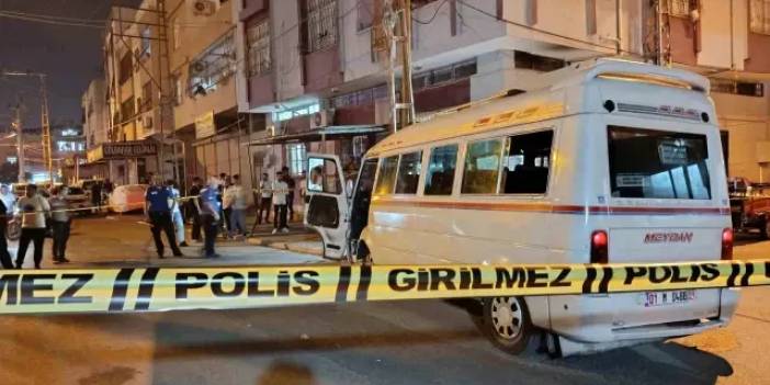 Adana'da korkunç pusu! Üzerine yağan kurşunlara rağmen aracı 600 metre sürdü, direğe çarptı!