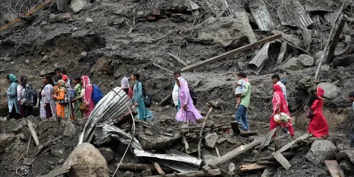 Hindistan’da sel felaketi: Meydana gelen heyelan onlarca kişiyi yuttu!